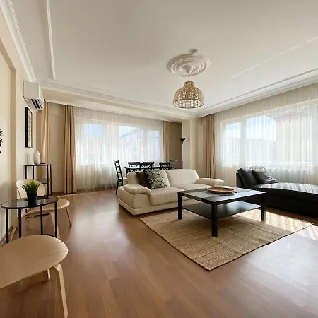 Center Spacious Flat No9 *