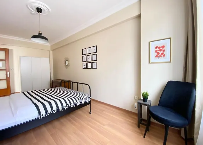 Center Spacious Flat No9 *