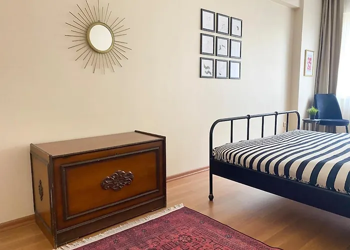 Center Spacious Flat No9 *